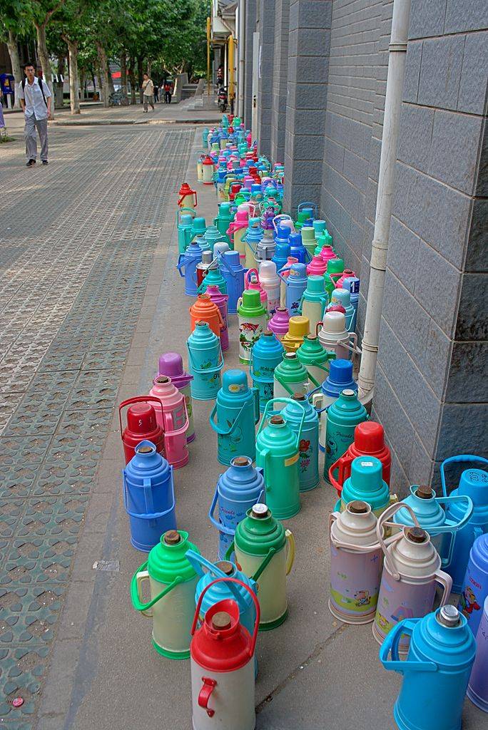 Une bouteille isotherme à utiliser dans diverses occasions