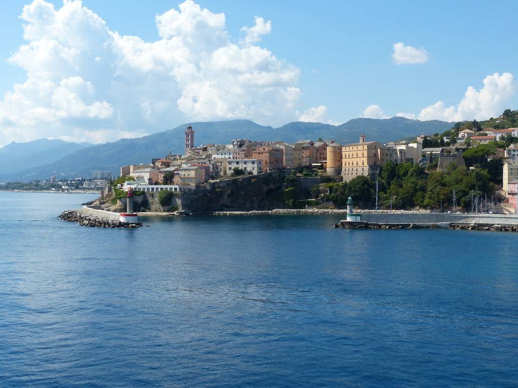Voyager vers la Corse : en avion ou en bateau ?