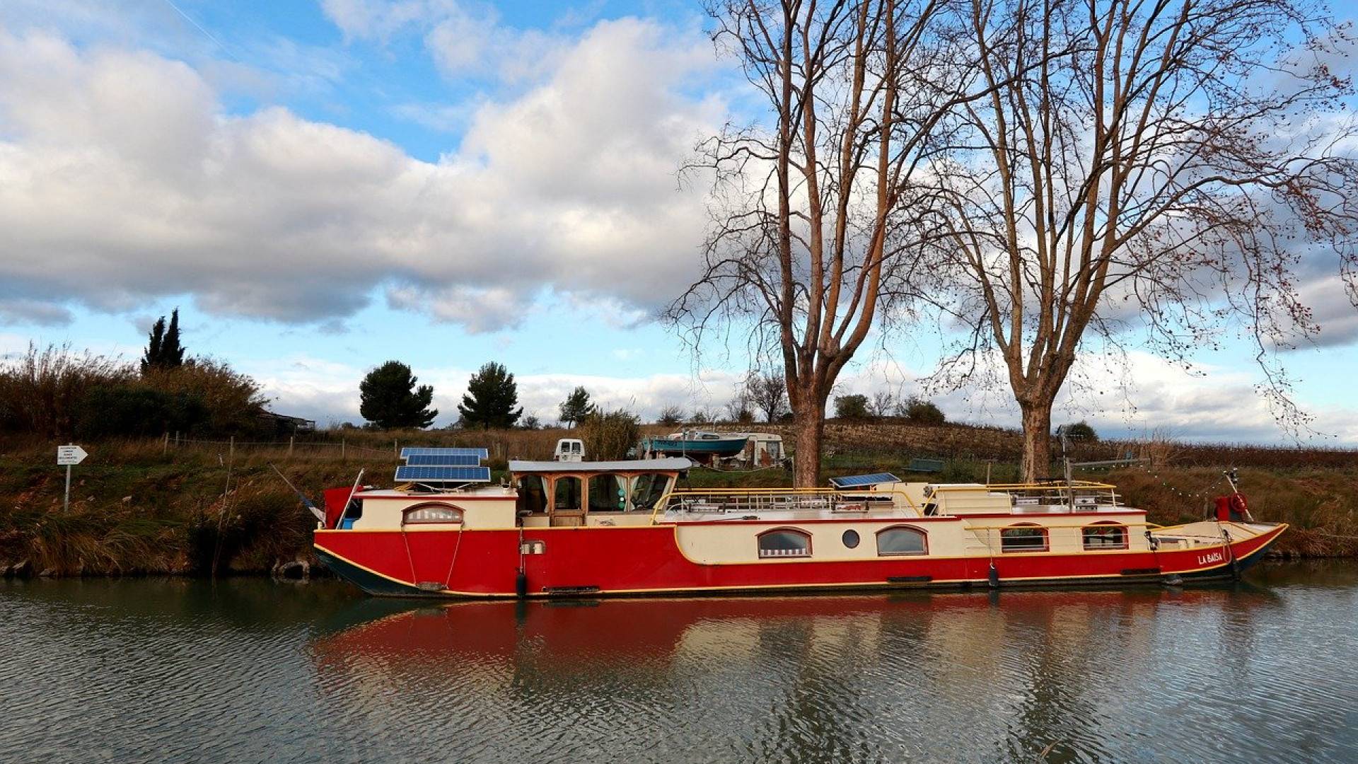 Deux bonnes raisons de louer une péniche sans permis pour vos vacances