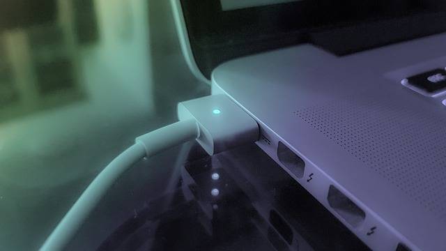 Comment tester si un chargeur PC portable pour IBM IdeaPad est défectueux?